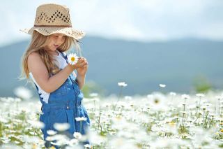 Foto: Kind mit Blume