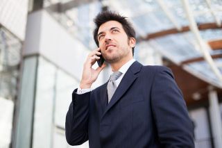 Foto: Geschäftsmann telefoniert mit Smartphone