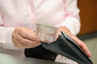 Foto: Damen entnimmt Brieftasche 10 Euro Schein