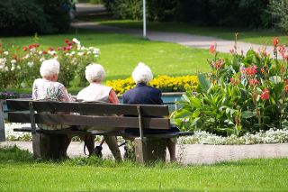 Foto: Ältere Damen im Park