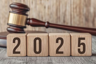 Foto: Richterhammer und Aufschrift 2025