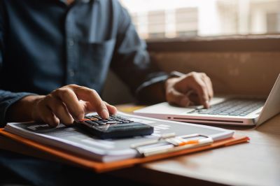 Foto: Person mit Taschenrechner